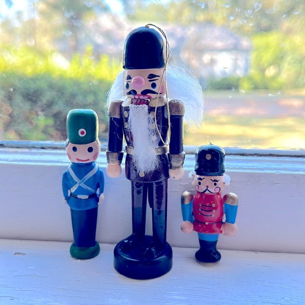 Lot of 3 vintage wooden soldier/nutcracker ornaments‎